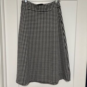 CAbi Black and White A-Line Houndstooth Skirt